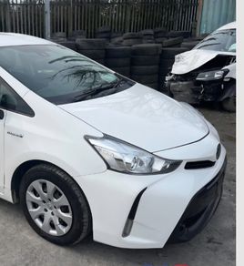 Prius Alpha front
