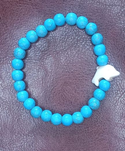 Vintage jewelry is sold individually for 5 to 10 euros