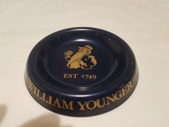 william younger ashtray ,,lovely deep blue ,great colour & advertising,,collectors piece  ,few marks ,,price includes post to anywhere in ireland, thank you.