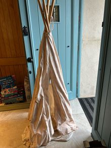 Little girls teepee