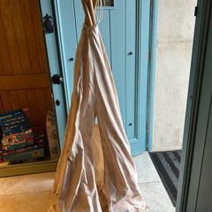 Little girls teepee