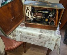 Antique Working Singer Sewing Machines from the late 19th to early 20th century,