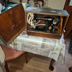 Antique Working Singer Sewing Machines from the late 19th to early 20th century,