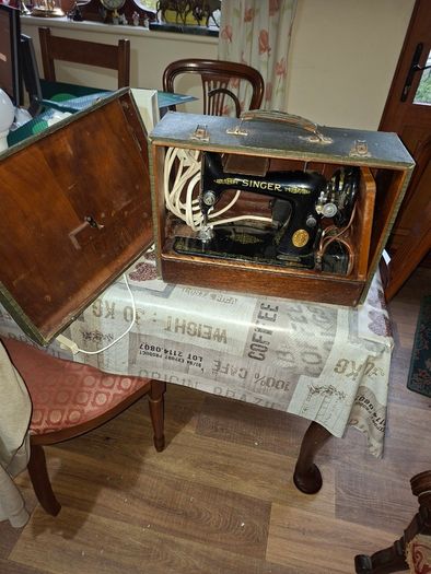 Antique Working Singer Sewing Machines from the late 19th to early 20th century,
