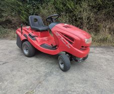 Ride on lawnmower