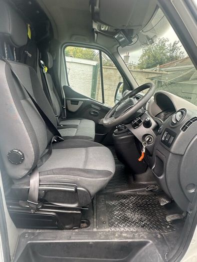 Renault Master Luton low loader with tail lift