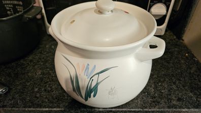Clay ceramic cooking pot