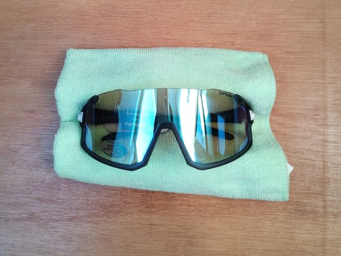 Tifosi Stash Clarion Fototec Lens Cyclist or Golf Sunglasses. Pit Viper Style