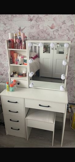 vanity table and chair