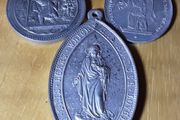 three bigger collectable religious medals (i), tub 3