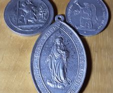 three bigger collectable religious medals (i), tub 3
