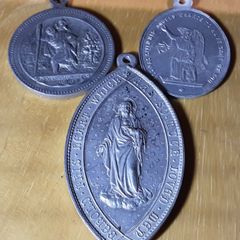 three bigger collectable religious medals (i), tub 3