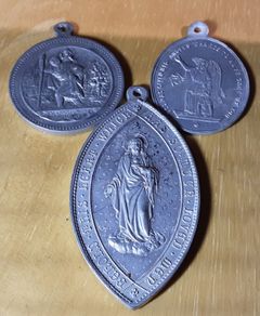 three bigger collectable religious medals (i), tub 3