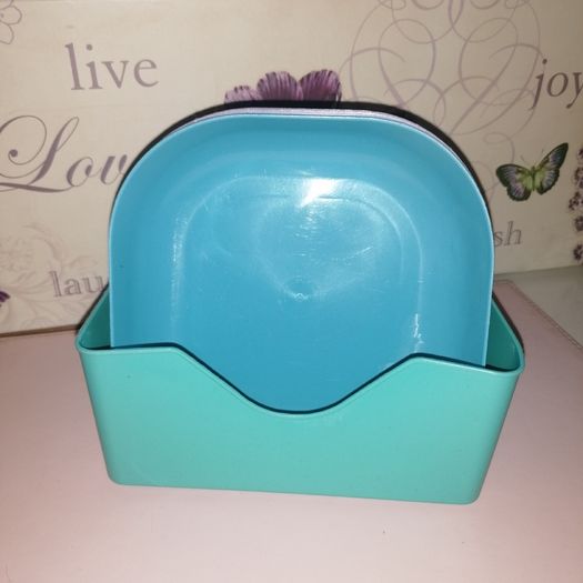Set of plastic plates with storage holder