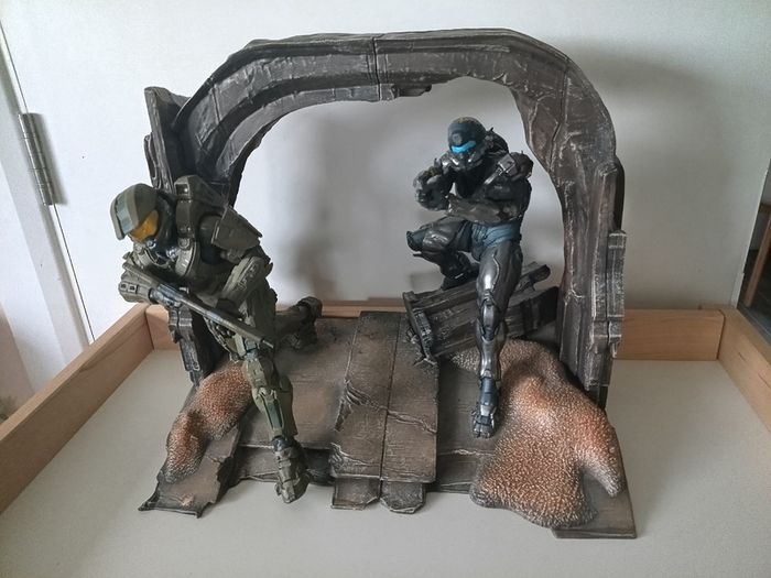 Halo 5 Guardians  Limited Collectors Edition Master Chief vs Spartan Locke Statue