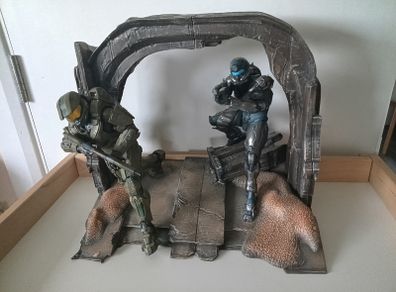 Halo 5 Guardians  Limited Collectors Edition Master Chief vs Spartan Locke Statue