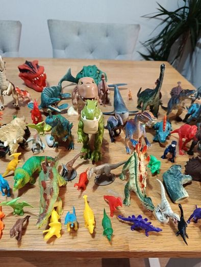81 dinosaurs including finger and hand puppets