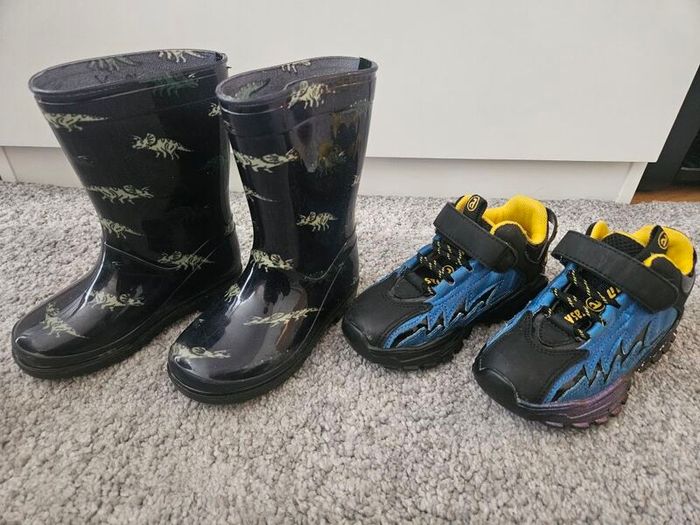 Two pairs of boys' shoes size 8 (26)