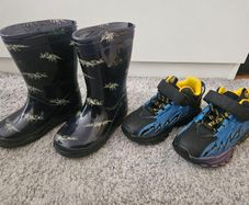 Two pairs of boys' shoes size 8 (26)