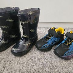 Two pairs of boys' shoes size 8 (26)