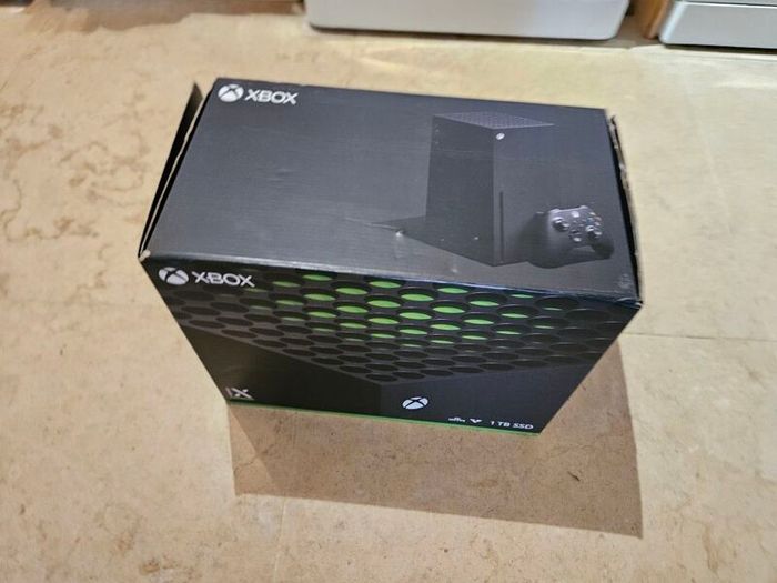 Xbox woth 2x controllers