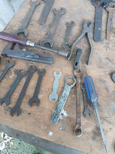 good amount of vintage tools