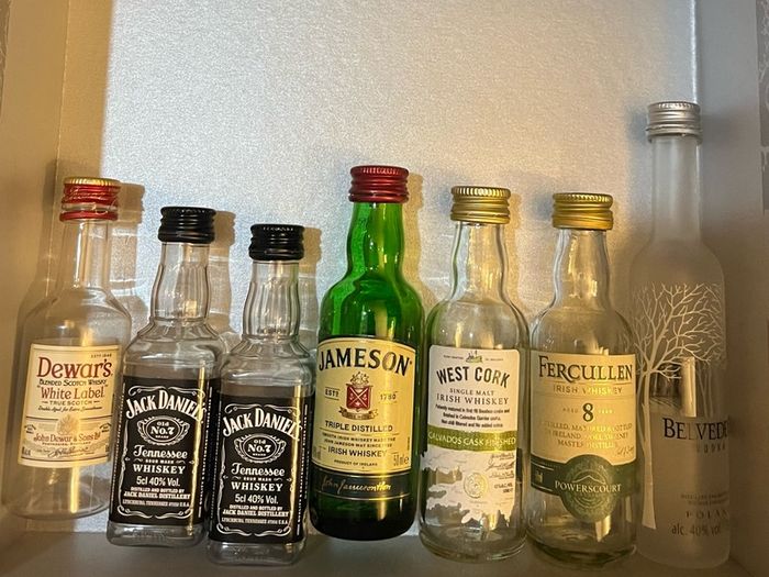 Powers Jameson jack Daniels Whiskey gin belveder vodka empty mini bottles