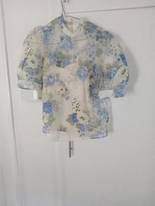 ladies top. Camisole underneath not inluded