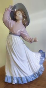 Lladro Nao Porcelain Figurine COUGHT IN THE BREEZE # 5640 Girl 9"
