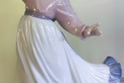 Lladro Nao Porcelain Figurine COUGHT IN THE BREEZE # 5640 Girl 9"