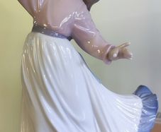 Lladro Nao Porcelain Figurine COUGHT IN THE BREEZE # 5640 Girl 9"