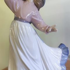 Lladro Nao Porcelain Figurine COUGHT IN THE BREEZE # 5640 Girl 9"
