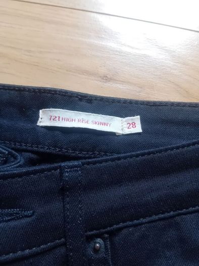 ladies jeans. LEVIS size 28