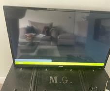 Telefunken 32" LED TV with secure wall mount and original remote
