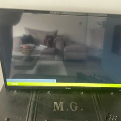 Telefunken 32" LED TV with secure wall mount and original remote