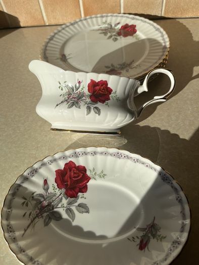 Vintage Royal Stafford "Roses to Remember " 4 Dinner plates & Large Gravy Jug & stand