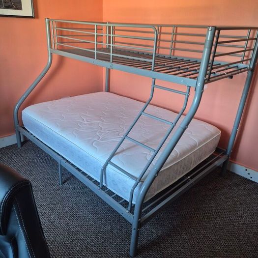 Triple bunk bed