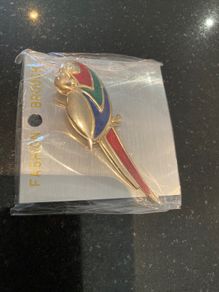 Large red tri-coloured parrot brooch (new, multiple)