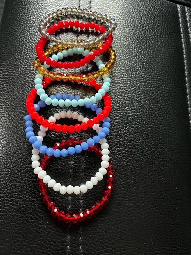 bracellets, no price below, only 8 e for 8 bracelets