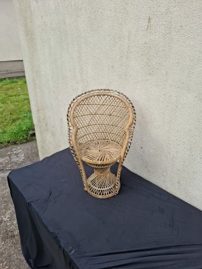 Wicker plant stand