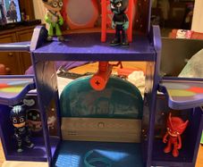 PJMasks Mission Control HQ plus Busy Book. / Figures and PJMasks small HQ