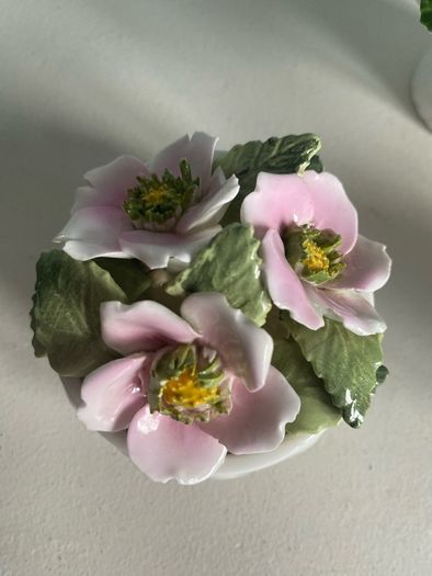 Trip of porcelain posies