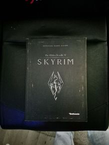 Skyrim: The Official Game Guide (Original 2011 Edition) - Like New