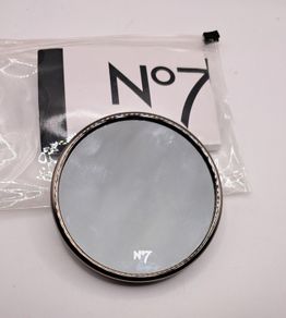 Magnifying suction mirror