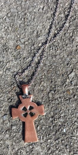 Vintage jewelry is sold individually for 5 to 10 euros