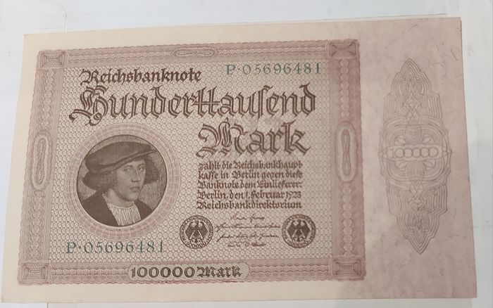 1923 German 100,000 mark consecutive pair in uncirculated condition