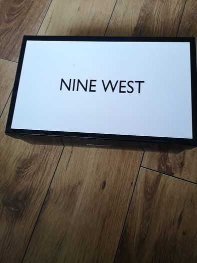 Nine West gold ladies shoe. Size 6/39. Never worn. Original box and packaging.