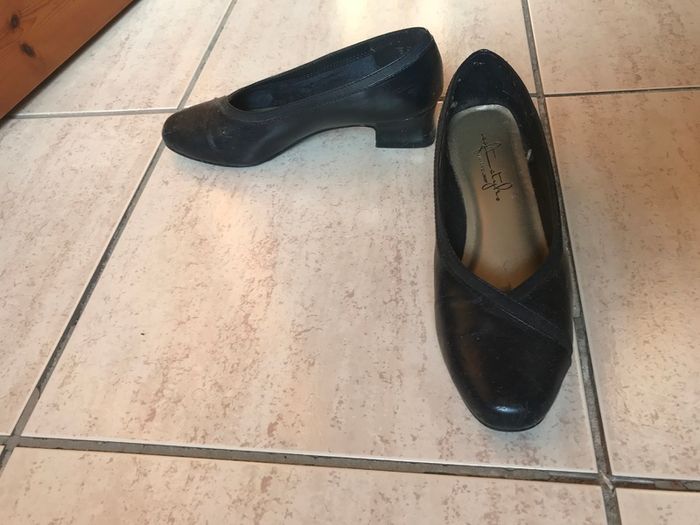 (Lot of 25) Ladies' Shoes Size 3/36