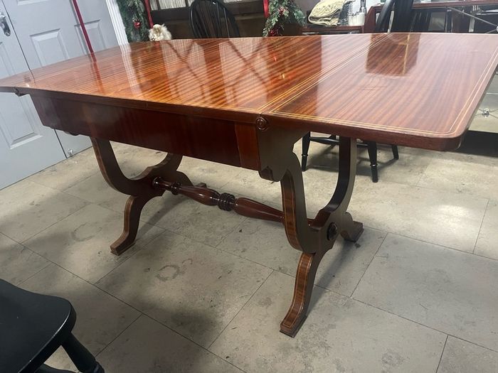 Extendable mahogany dinning table