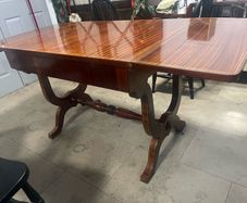 Extendable mahogany dinning table